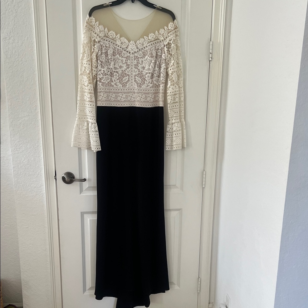 NWOT Tadashi Shoji Lace Off-Shoulder Gown in Cream and Black, Sz 8